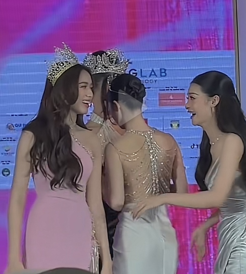 Sao nữ Vbiz gặp sự cố trang phục: Mai Phương Thúy - Bảo Ngọc được đồng nghiệp 'chữa cháy', 1 Á hậu suýt hớ hênh trên sóng trực tiếp - Ảnh 2. Sao nữ Vbiz gặp sự cố trang phục: Mai Phương Thúy - Bảo Ngọc được đồng nghiệp 'chữa cháy', 1 Á hậu suýt hớ hênh trên sóng trực tiếp - Ảnh 2.