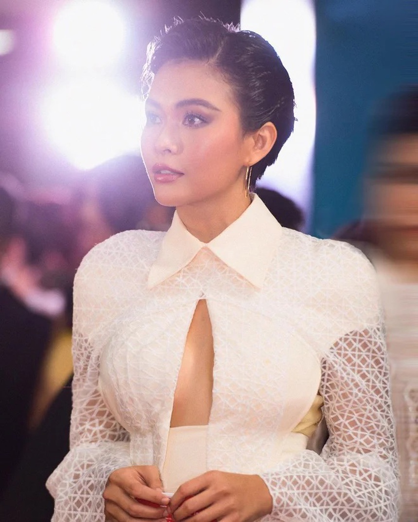 Sao nữ Vbiz gặp sự cố trang phục: Mai Phương Thúy - Bảo Ngọc được đồng nghiệp 'chữa cháy', 1 Á hậu suýt hớ hênh trên sóng trực tiếp - Ảnh 4. Sao nữ Vbiz gặp sự cố trang phục: Mai Phương Thúy - Bảo Ngọc được đồng nghiệp 'chữa cháy', 1 Á hậu suýt hớ hênh trên sóng trực tiếp - Ảnh 4.