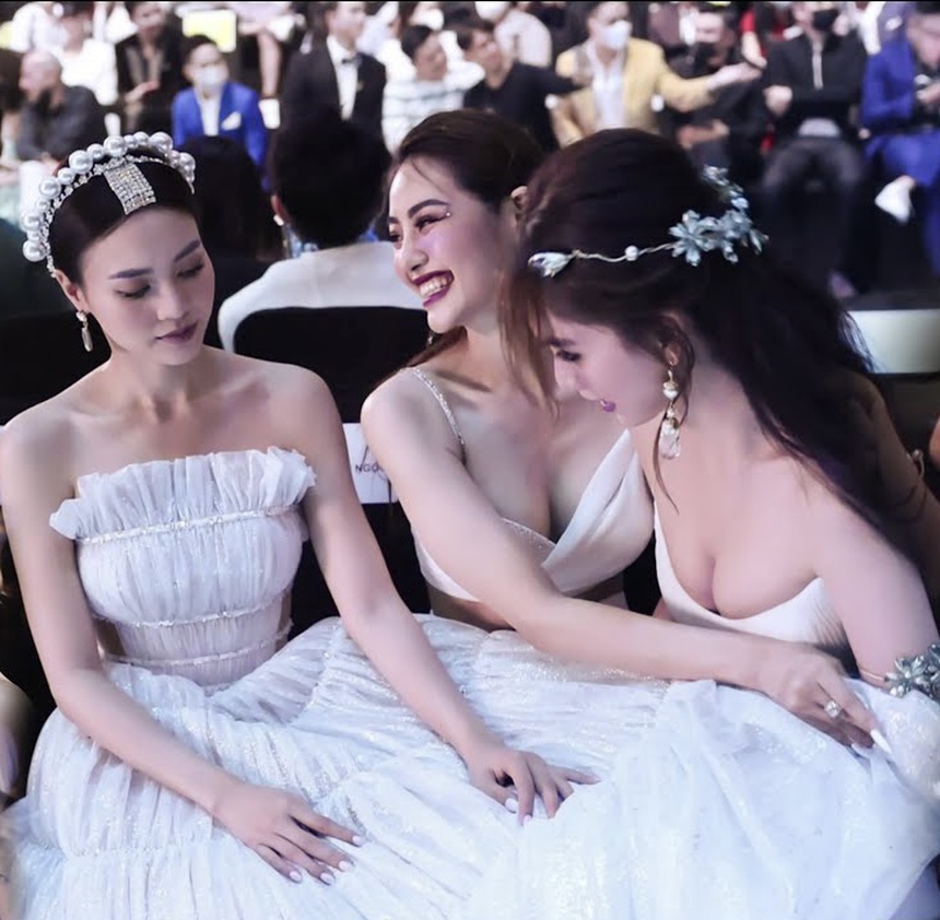 Sao nữ Vbiz gặp sự cố trang phục: Mai Phương Thúy - Bảo Ngọc được đồng nghiệp 'chữa cháy', 1 Á hậu suýt hớ hênh trên sóng trực tiếp - Ảnh 6. Sao nữ Vbiz gặp sự cố trang phục: Mai Phương Thúy - Bảo Ngọc được đồng nghiệp 'chữa cháy', 1 Á hậu suýt hớ hênh trên sóng trực tiếp - Ảnh 6.