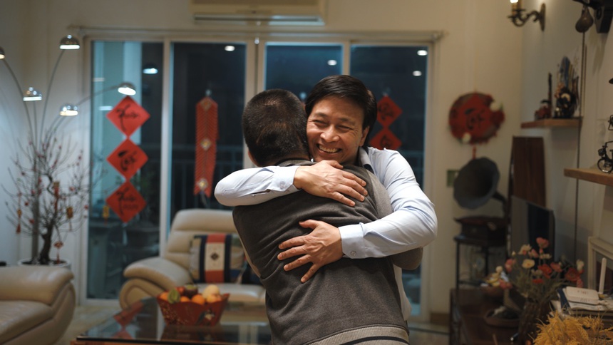 Nghệ sĩ Quốc Tuấn bật khóc vì món quà bất ngờ từ bé Bôm - Ảnh 1.