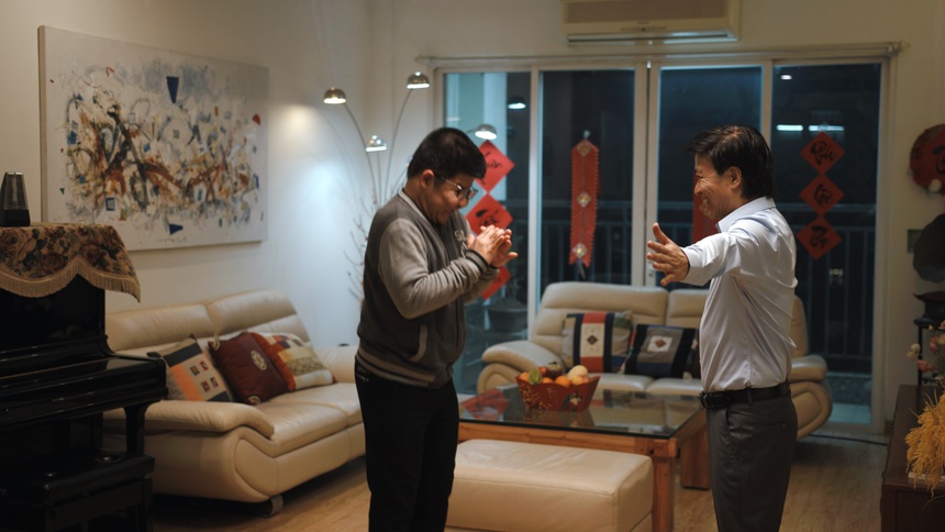 Nghệ sĩ Quốc Tuấn bật khóc vì món quà bất ngờ từ bé Bôm - Ảnh 2.