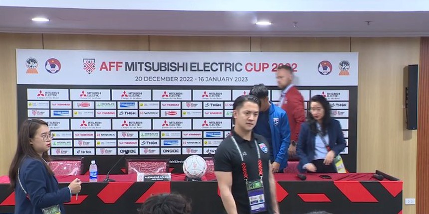 Trợ lý HLV ĐT Thái Lan tỏ thái độ khệnh khạng, cười mỉa mai phóng viên Việt Nam  - Ảnh 2.