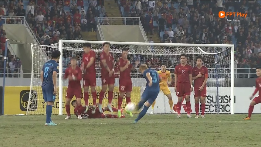 CĐV Việt Nam thót tim với cú sút phạt chạm xà ngang của Theerathon - Ảnh 2. CĐV Việt Nam thót tim với cú sút phạt chạm xà ngang của Theerathon - Ảnh 2.