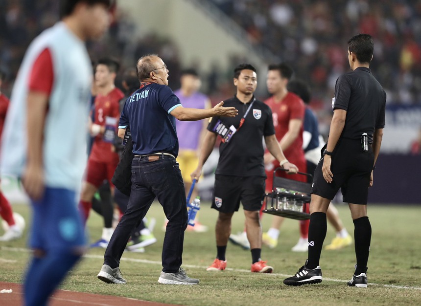 HLV Park Hang-seo đừng chờ tổ trọng tài để phàn nàn khi nghỉ giữa hiệp - Ảnh 1.