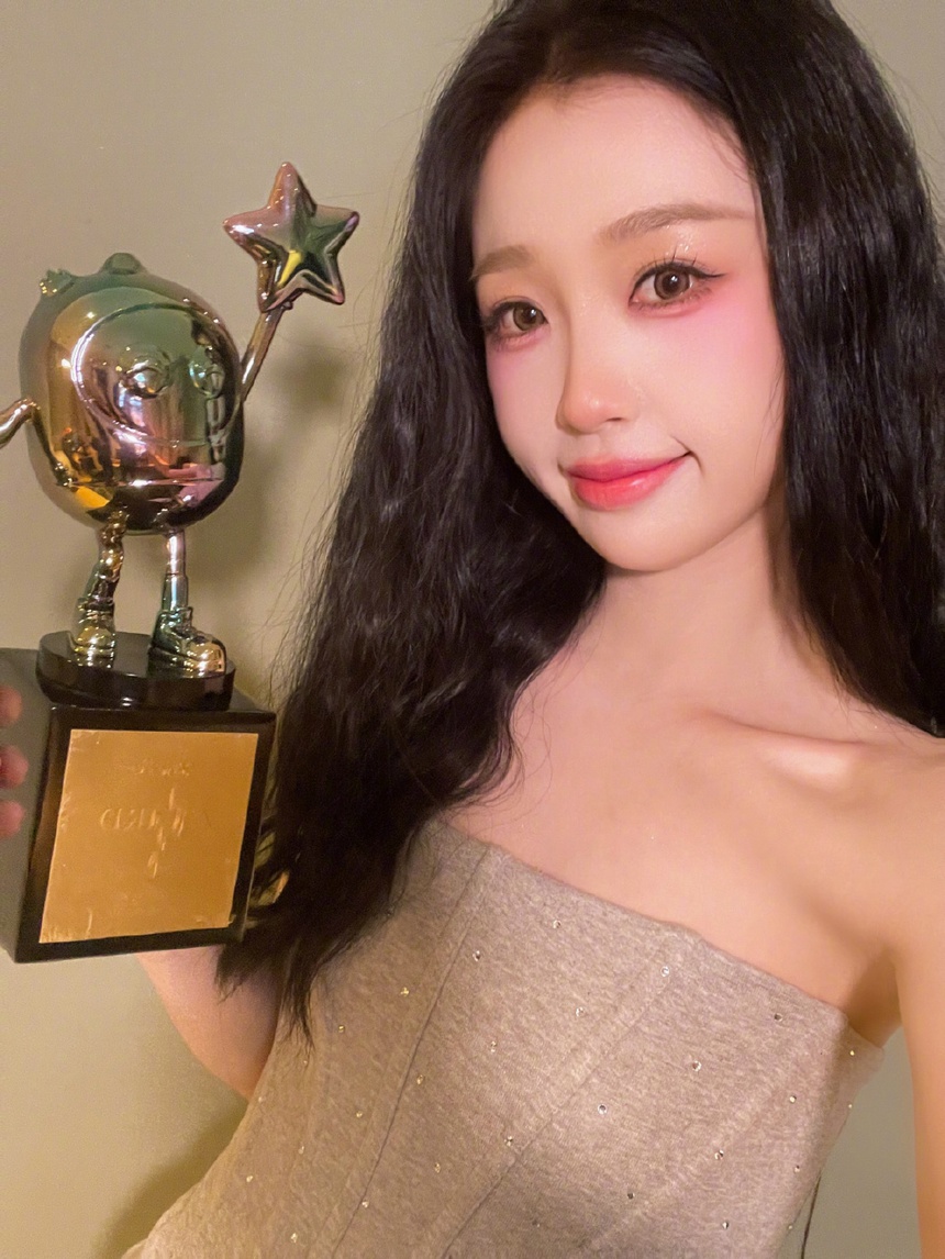 'Cạn lời' với giải thưởng Đêm hội Gào thét 2022: 'Tra nam' lại được yêu thích nhất, Triệu Lệ Dĩnh chạy ngay đi! - Ảnh 2. 'Cạn lời' với giải thưởng Đêm hội Gào thét 2022: 'Tra nam' lại được yêu thích nhất, Triệu Lệ Dĩnh chạy ngay đi! - Ảnh 2.