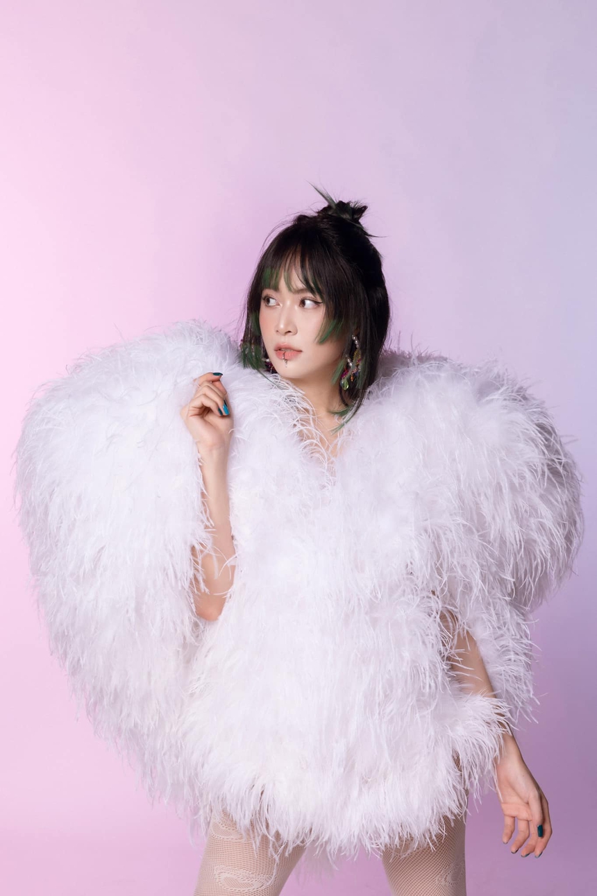 Hoàng Thùy Linh dạo này: Visual thăng hạng, mối quan hệ với Gil Lê bị đặt nghi vấn 'tan vỡ'? - Ảnh 6.