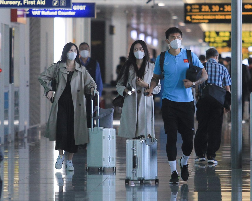 Hai nàng WAGs Hải My, Tố Uyên sang Thái Lan cổ vũ ĐT Việt Nam - Ảnh 3.