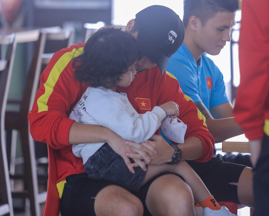 Hai nàng WAGs Hải My, Tố Uyên sang Thái Lan cổ vũ ĐT Việt Nam - Ảnh 6.