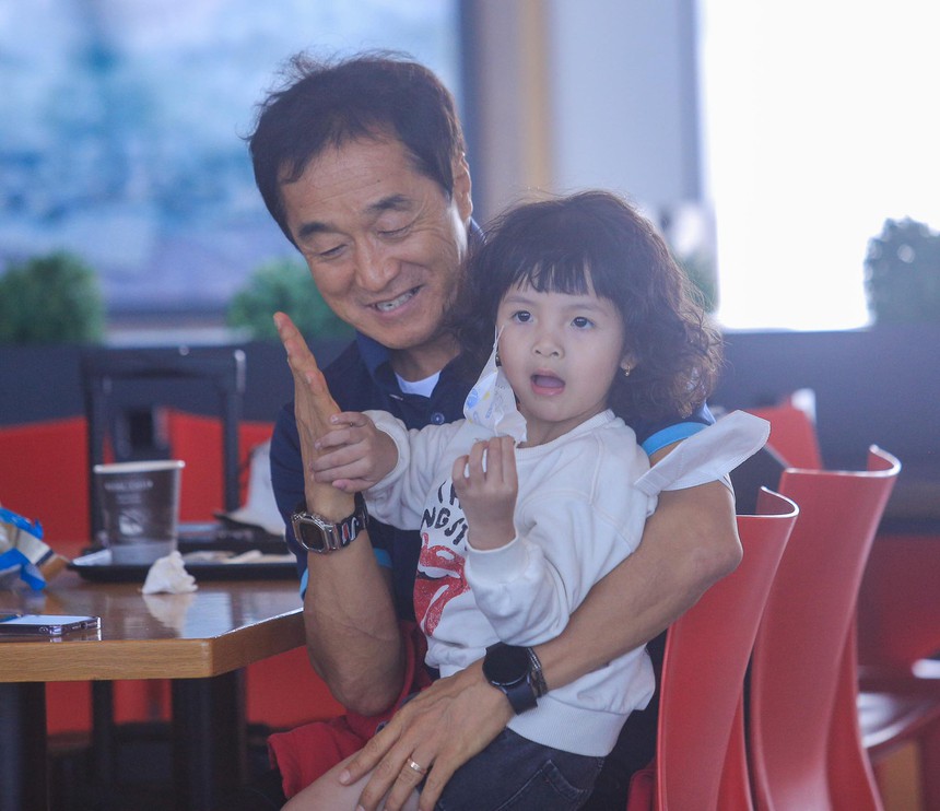 Hai nàng WAGs Hải My, Tố Uyên sang Thái Lan cổ vũ ĐT Việt Nam - Ảnh 7.