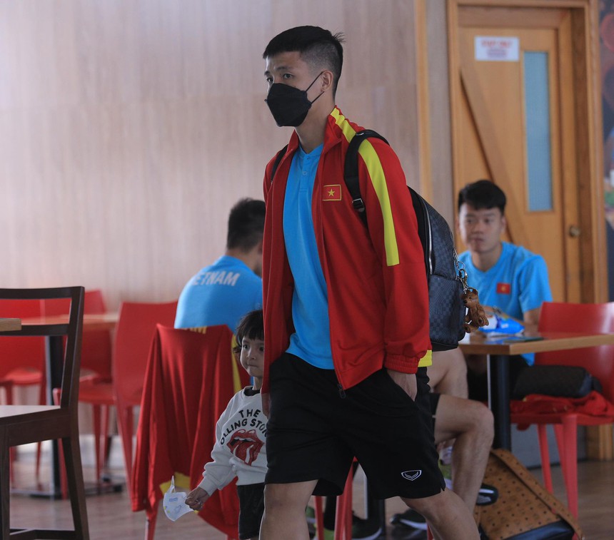 Hai nàng WAGs Hải My, Tố Uyên sang Thái Lan cổ vũ ĐT Việt Nam - Ảnh 8.