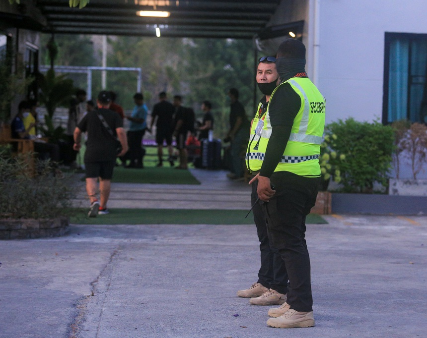 Đội tuyển Việt Nam được BTC bố trí an ninh bảo vệ khi tập luyện - Ảnh 5.