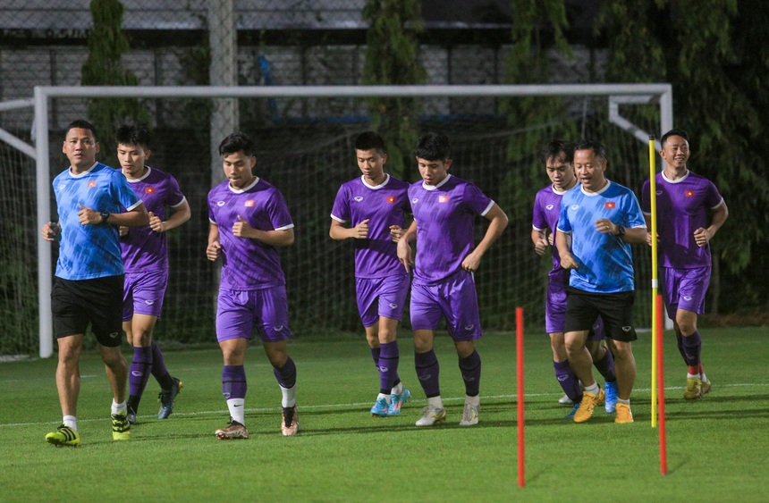 ĐT Việt Nam tập tại Thái Lan: Thanh Bình nhăn nhó khi giãn cơ, Việt Anh chật vật đuổi muỗi - Ảnh 1.