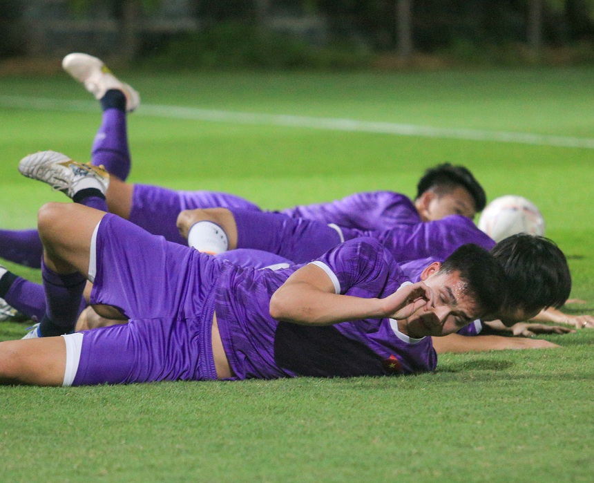 ĐT Việt Nam tập tại Thái Lan: Thanh Bình nhăn nhó khi giãn cơ, Việt Anh chật vật đuổi muỗi - Ảnh 6.