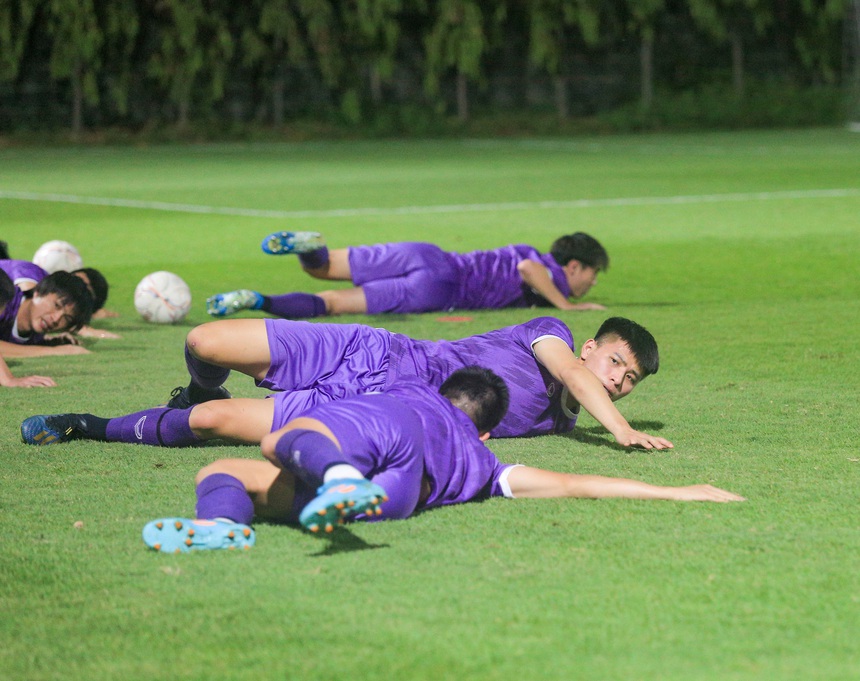 ĐT Việt Nam tập tại Thái Lan: Thanh Bình nhăn nhó khi giãn cơ, Việt Anh chật vật đuổi muỗi - Ảnh 4.