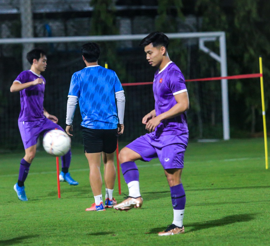 ĐT Việt Nam tập tại Thái Lan: Thanh Bình nhăn nhó khi giãn cơ, Việt Anh chật vật đuổi muỗi - Ảnh 9.