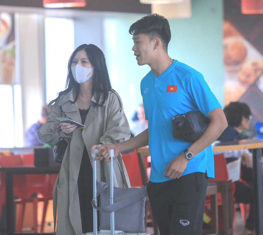 Hai nàng WAGs Hải My, Tố Uyên sang Thái Lan cổ vũ ĐT Việt Nam - Ảnh 4.