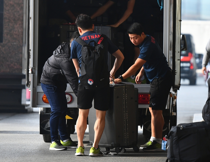 Bùi Tiến Dũng tập tễnh, Quang Hải trầm ngâm trong ngày lên đường sang Thái Lan - Ảnh 5.