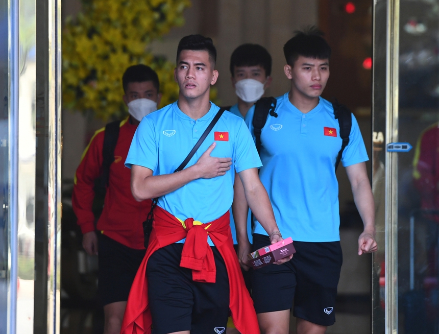 Bùi Tiến Dũng tập tễnh, Quang Hải trầm ngâm trong ngày lên đường sang Thái Lan - Ảnh 1.