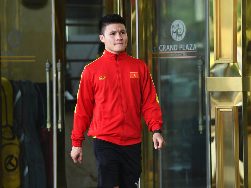 Bùi Tiến Dũng tập tễnh, Quang Hải trầm ngâm trong ngày lên đường sang Thái Lan - Ảnh 3.