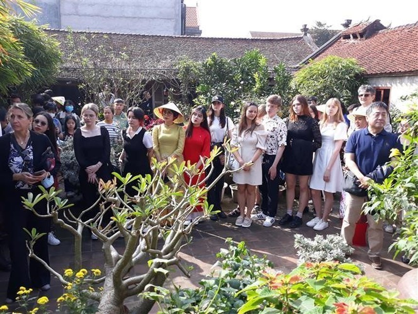 Các đại sứ trải nghiệm Tết cổ truyền Việt Nam tại Làng cổ Đường Lâm (Hà Nội) - Ảnh 1. Các đại sứ trải nghiệm Tết cổ truyền Việt Nam tại Làng cổ Đường Lâm (Hà Nội) - Ảnh 1.