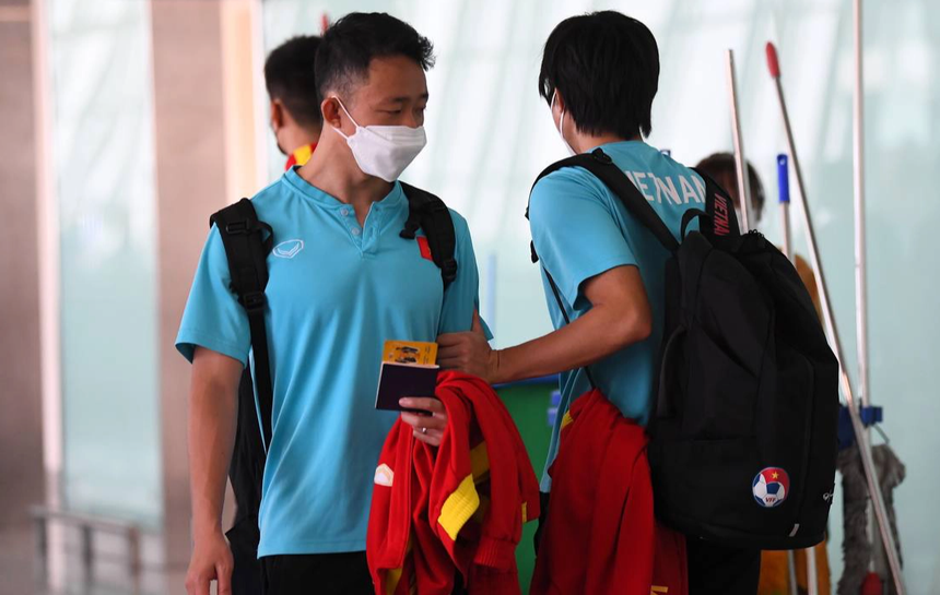 Quế Ngọc Hải xin chữ kí đồng đội, Văn Lâm gặp người quen ở sân bay  - Ảnh 5.