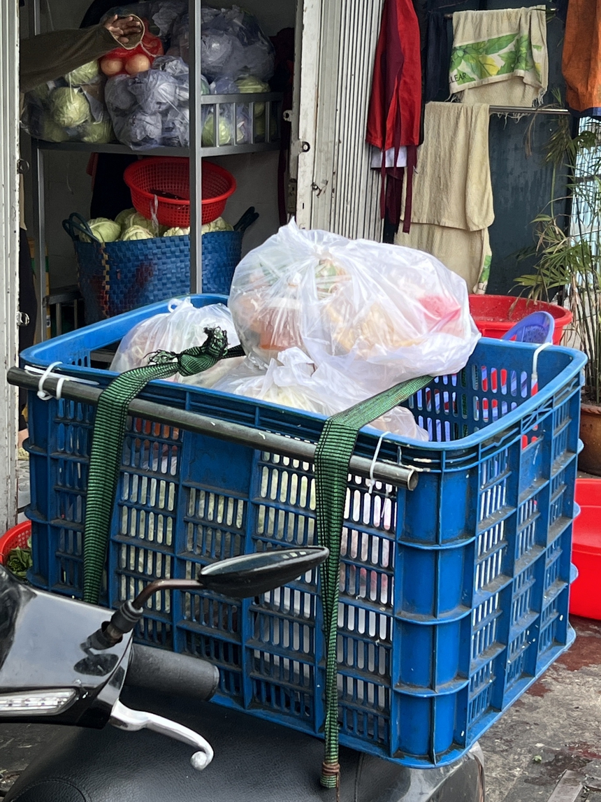 Nhiều tiệm gà luộc, vịt quay tại TP.HCM “cháy hàng” ngày cúng ông Công ông Táo  - Ảnh 8.