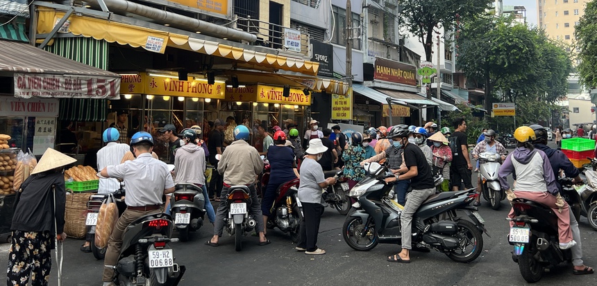 Nhiều tiệm gà luộc, vịt quay tại TP.HCM “cháy hàng” ngày cúng ông Công ông Táo  - Ảnh 3.