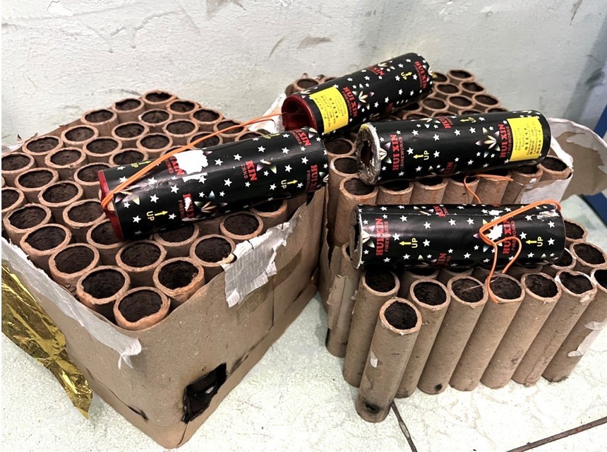 Công an thành phố Hà Nội chỉ dẫn phân biệt pháo hoa và pháo hoa nổ - Ảnh 1.