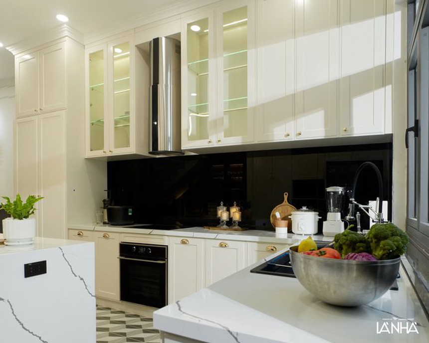Căn bếp trong mơ của nhiều phụ nữ: Nền lát gạch bông cổ điển, bàn đảo lớn giữa nhà, tủ lạnh đông mềm giá gần 70 triệu - Ảnh 5.