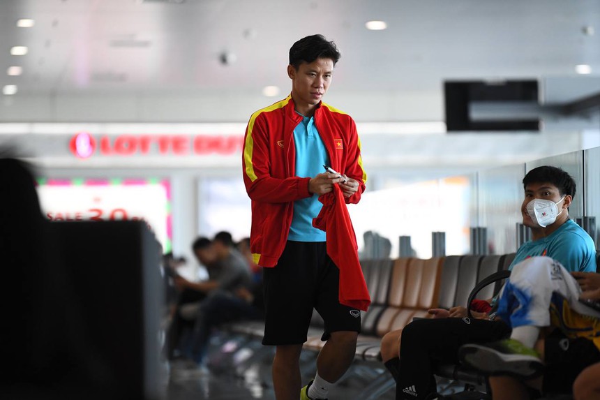 Quế Ngọc Hải xin chữ kí đồng đội, Văn Lâm gặp người quen ở sân bay  - Ảnh 2.