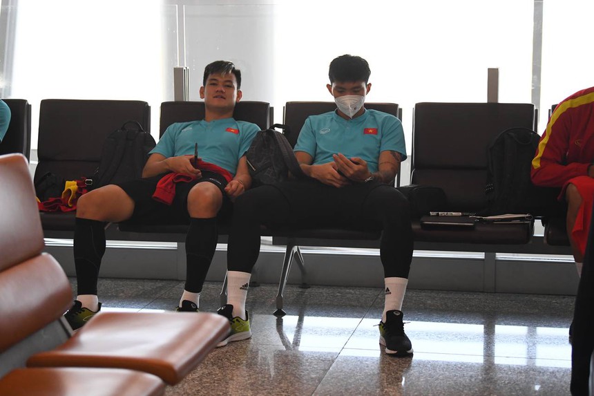 Quế Ngọc Hải xin chữ kí đồng đội, Văn Lâm gặp người quen ở sân bay  - Ảnh 6.