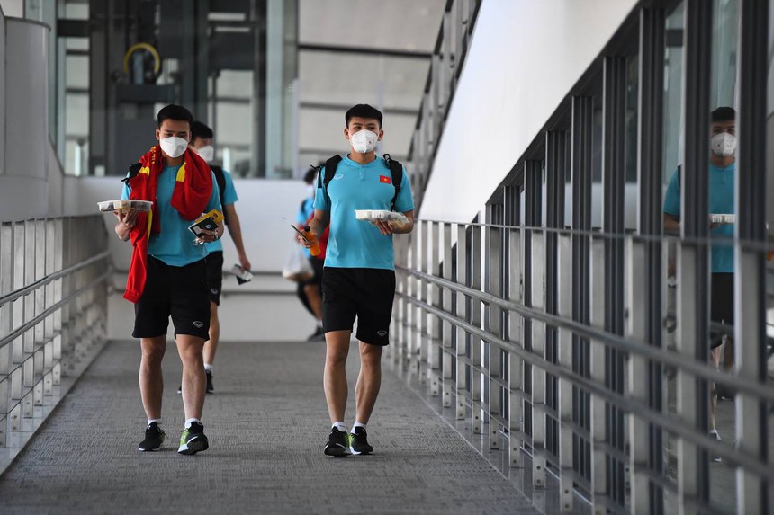 Tuyển thủ Việt Nam xách cơm hộp lên máy bay ăn khi sang Thái Lan - Ảnh 2.