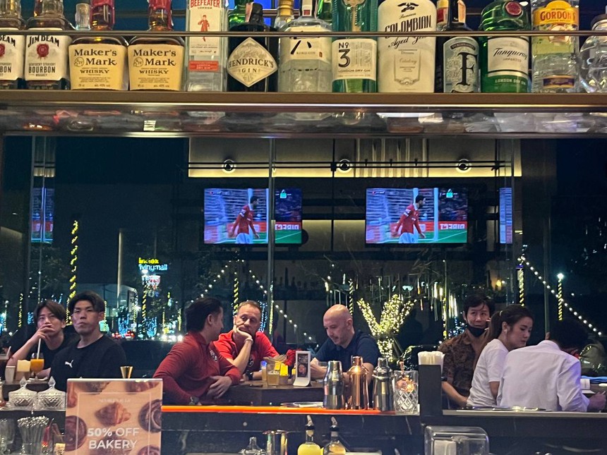 HLV Mano Polking thảnh thơi uống rượu, xem MU vs Man City trước trận quyết đấu ĐT Việt Nam - Ảnh 1.