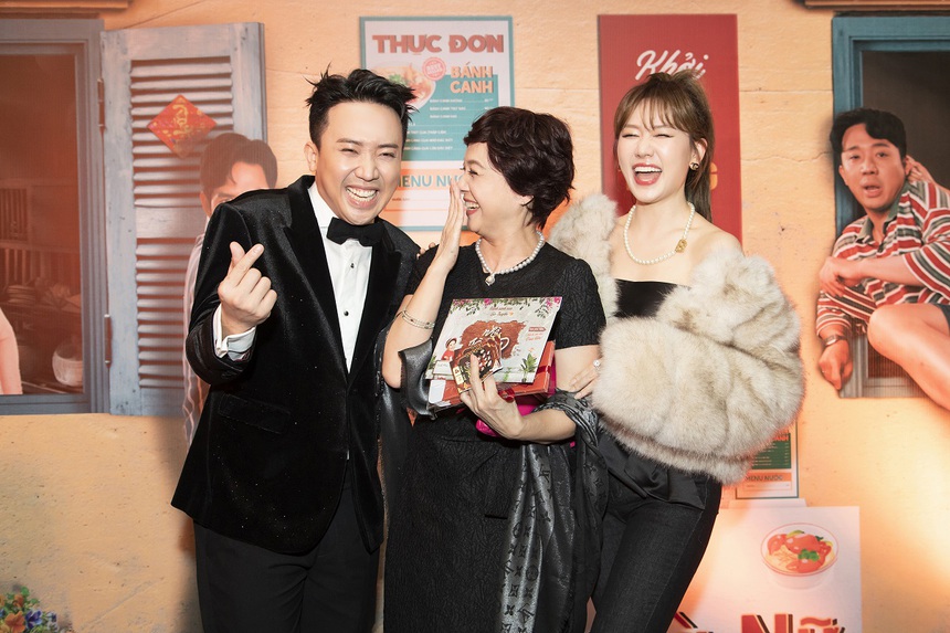 Hari Won phấn khích khi gặp 'người đặc biệt' ở buổi công chiếu 'Nhà Bà Nữ' - Ảnh 3.