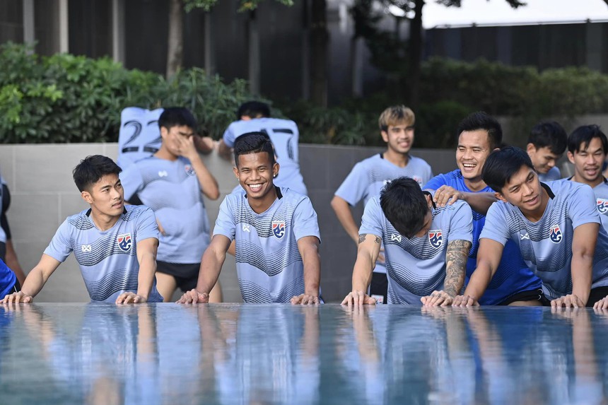 Theerathon đã nói gì với các cầu thủ Thái Lan trước trận gặp ĐT Việt Nam? - Ảnh 3. Theerathon đã nói gì với các cầu thủ Thái Lan trước trận gặp ĐT Việt Nam? - Ảnh 3.