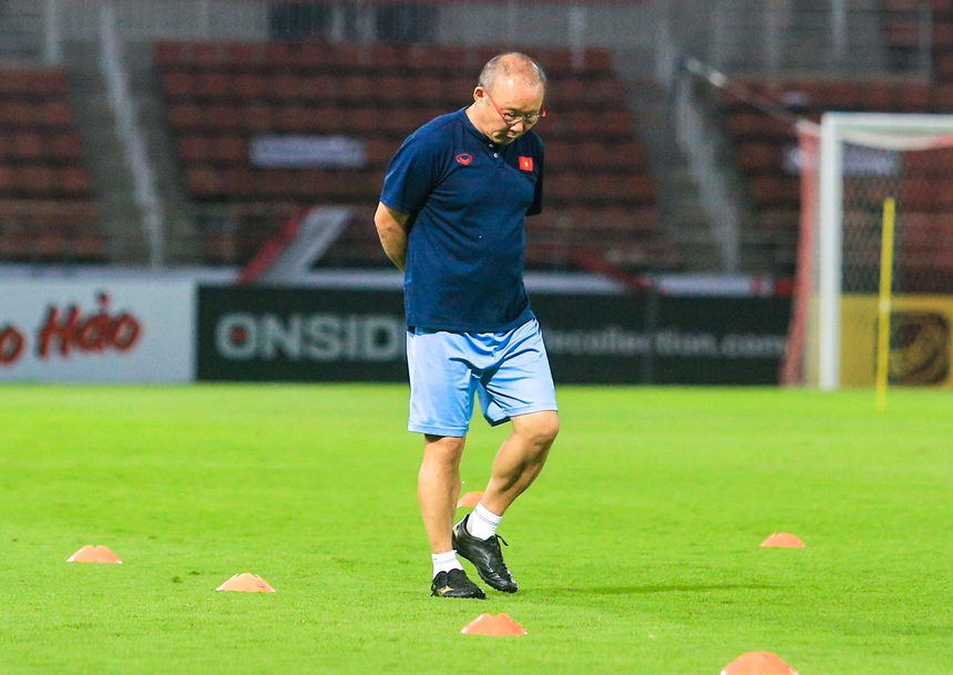 HLV Park Hang-seo trêu đùa ngáng chân trợ lý, kiểm tra mặt cỏ sân thi đấu với Thái Lan - Ảnh 7. HLV Park Hang-seo trêu đùa ngáng chân trợ lý, kiểm tra mặt cỏ sân thi đấu với Thái Lan - Ảnh 7.