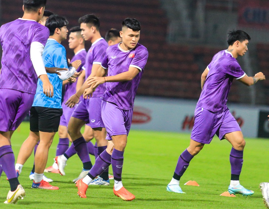 Quế Ngọc Hải bắt tay Việt Anh, bày tỏ quyết tâm cao trước trận đấu với Thái Lan - Ảnh 8.