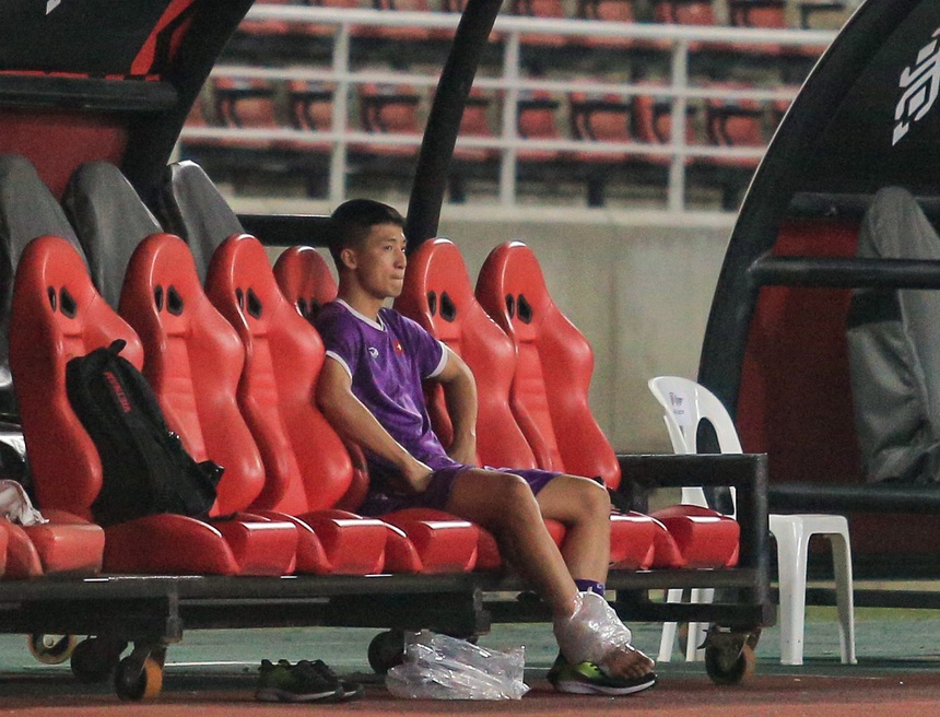 Trung vệ Bùi Tiến Dũng chấn thương nhiều khả năng lỡ trận chung kết Thái Lan đấu Việt Nam - Ảnh 1.