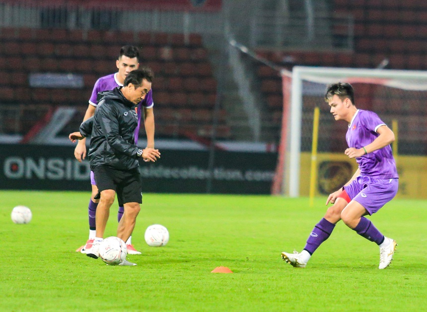 Quế Ngọc Hải bắt tay Việt Anh, bày tỏ quyết tâm cao trước trận đấu với Thái Lan - Ảnh 10.