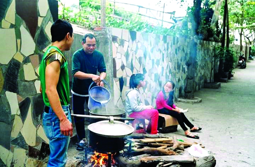 Hà Nội luộc bánh chưng vỉa hè - Ảnh 3.