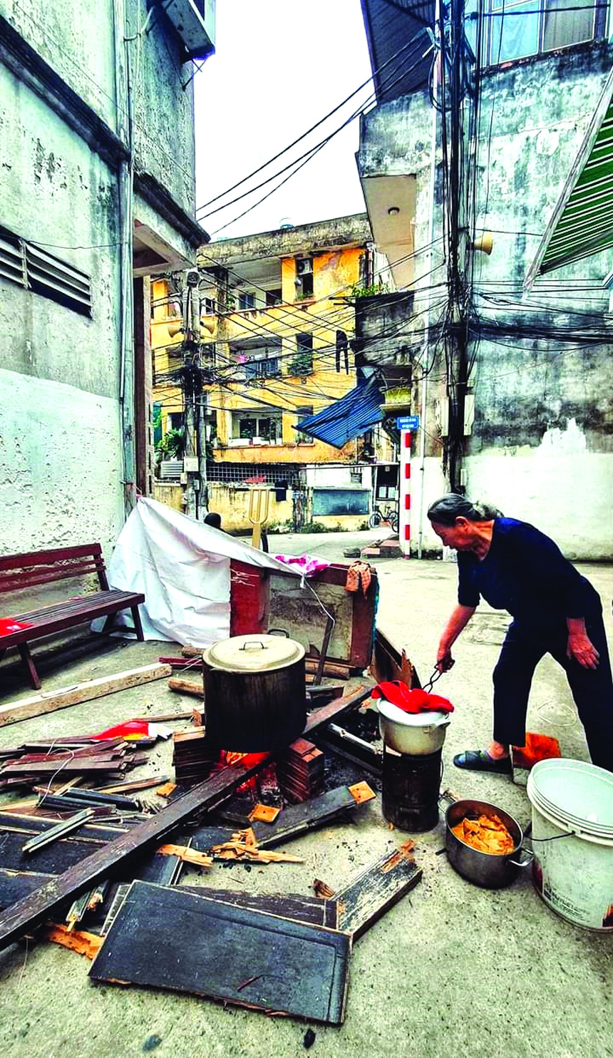 Hà Nội luộc bánh chưng vỉa hè - Ảnh 5.