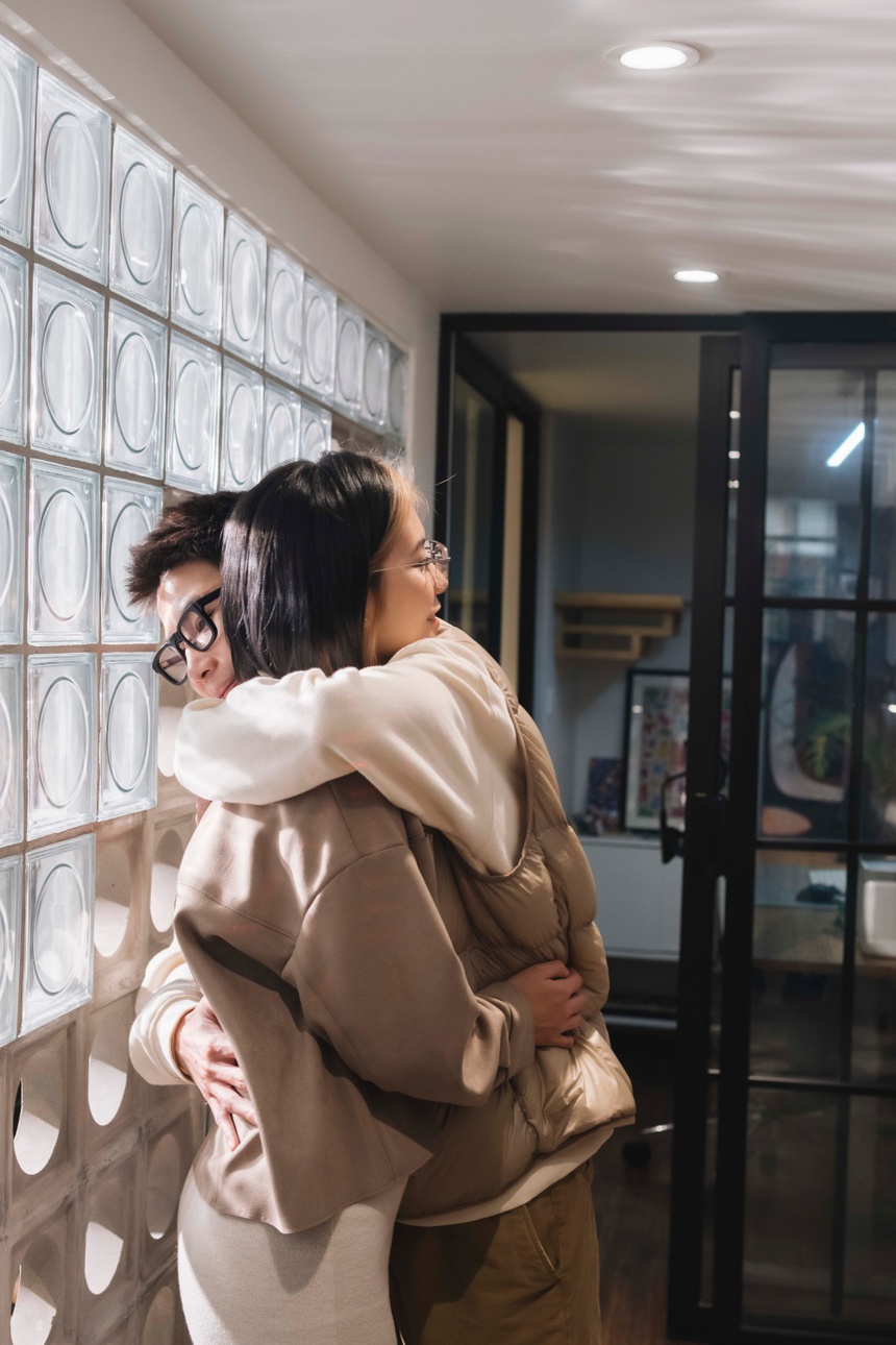 Tập 6 'Là Nhà': Cặp đôi yêu nhau 15 năm chưa cưới vỡ òa khi nhận tổ ấm mới, nói lời xúc động về tình yêu - Ảnh 4. Tập 6 'Là Nhà': Cặp đôi yêu nhau 15 năm chưa cưới vỡ òa khi nhận tổ ấm mới, nói lời xúc động về tình yêu - Ảnh 4.