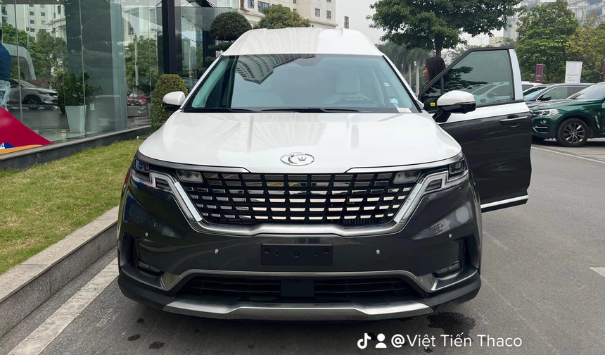 Kia Carnival 'Hoàng gia' 2023 giá 2,679 tỷ về đại lý: Đắt hơn Mercedes GLC 300, diện mạo mới kiểu Maybach - Ảnh 7. Kia Carnival 'Hoàng gia' 2023 giá 2,679 tỷ về đại lý: Đắt hơn Mercedes GLC 300, diện mạo mới kiểu Maybach - Ảnh 7.