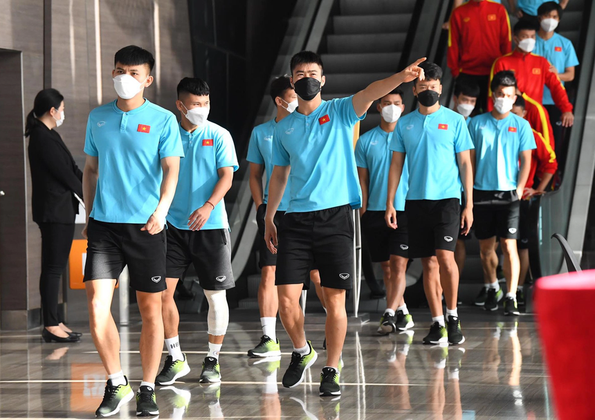 Đội trưởng Hùng Dũng bắt tay, chào hỏi các đồng đội trước bữa sáng - Ảnh 5.