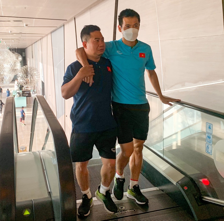 Đội trưởng Hùng Dũng bắt tay, chào hỏi các đồng đội trước bữa sáng - Ảnh 2.