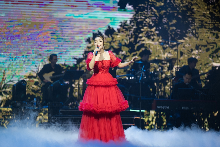 Nguyễn Ngọc Anh xúc động khi hát trước hàng nghìn kiều bào ở 'Xuân quê hương' - Ảnh 3. Nguyễn Ngọc Anh xúc động khi hát trước hàng nghìn kiều bào ở 'Xuân quê hương' - Ảnh 3.