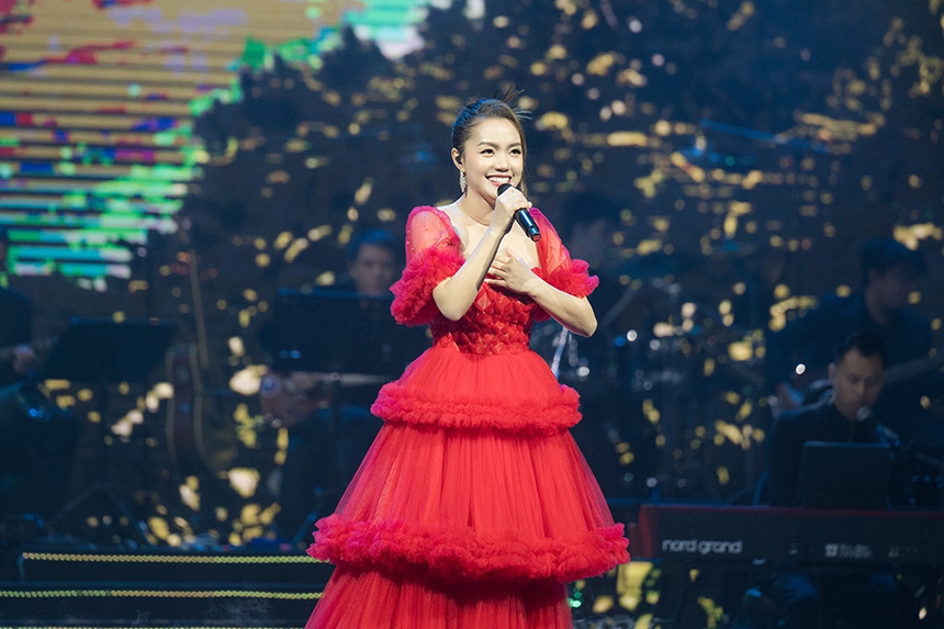 Nguyễn Ngọc Anh xúc động khi hát trước hàng nghìn kiều bào ở 'Xuân quê hương' - Ảnh 2. Nguyễn Ngọc Anh xúc động khi hát trước hàng nghìn kiều bào ở 'Xuân quê hương' - Ảnh 2.