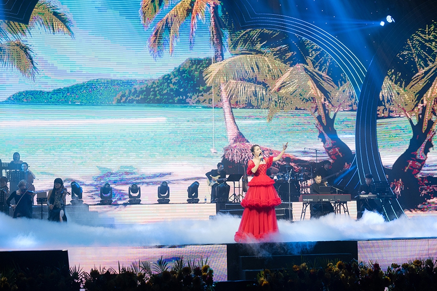 Nguyễn Ngọc Anh xúc động khi hát trước hàng nghìn kiều bào ở 'Xuân quê hương' - Ảnh 1. Nguyễn Ngọc Anh xúc động khi hát trước hàng nghìn kiều bào ở 'Xuân quê hương' - Ảnh 1.