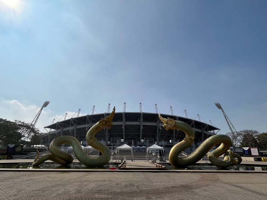 Cận cảnh SVĐ Thammasat nơi tuyển Việt Nam "quyết đấu" tuyển Thái Lan - Ảnh 1.