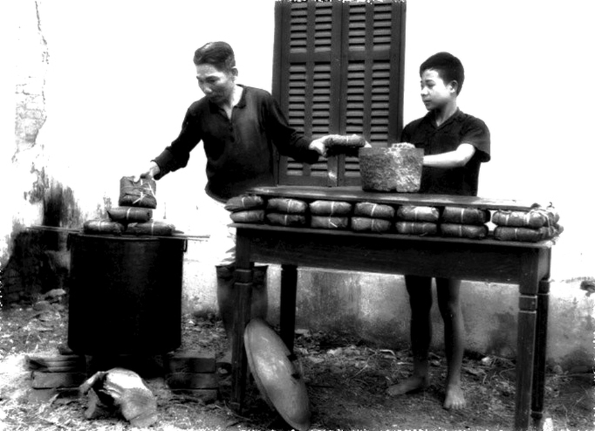 Hà Nội luộc bánh chưng vỉa hè - Ảnh 1.